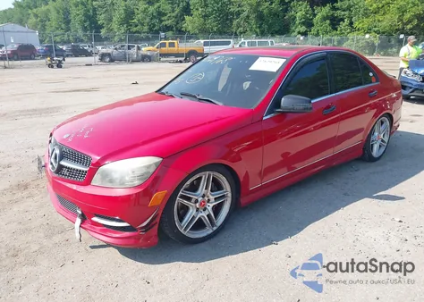 2011 Mercedes-Benz C 350 Sport z USA, uszkodzony, nr VIN WDDGF5GB0BF528399